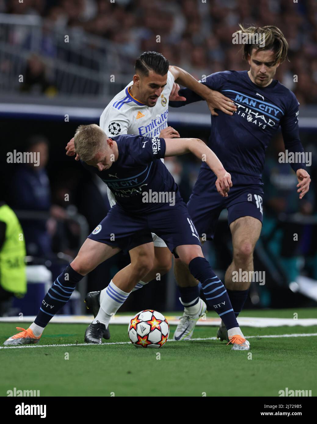 Madrid, Spanien, 4.. Mai 2022. Dani Ceballos von Real Madrid stößt beim UEFA Champions League-Spiel im Bernabeu in Madrid auf Oleksandr Zinchenko und Jack Grealish von Manchester City. Bildnachweis sollte lauten: Jonathan Moscrop / Sportimage Stockfoto