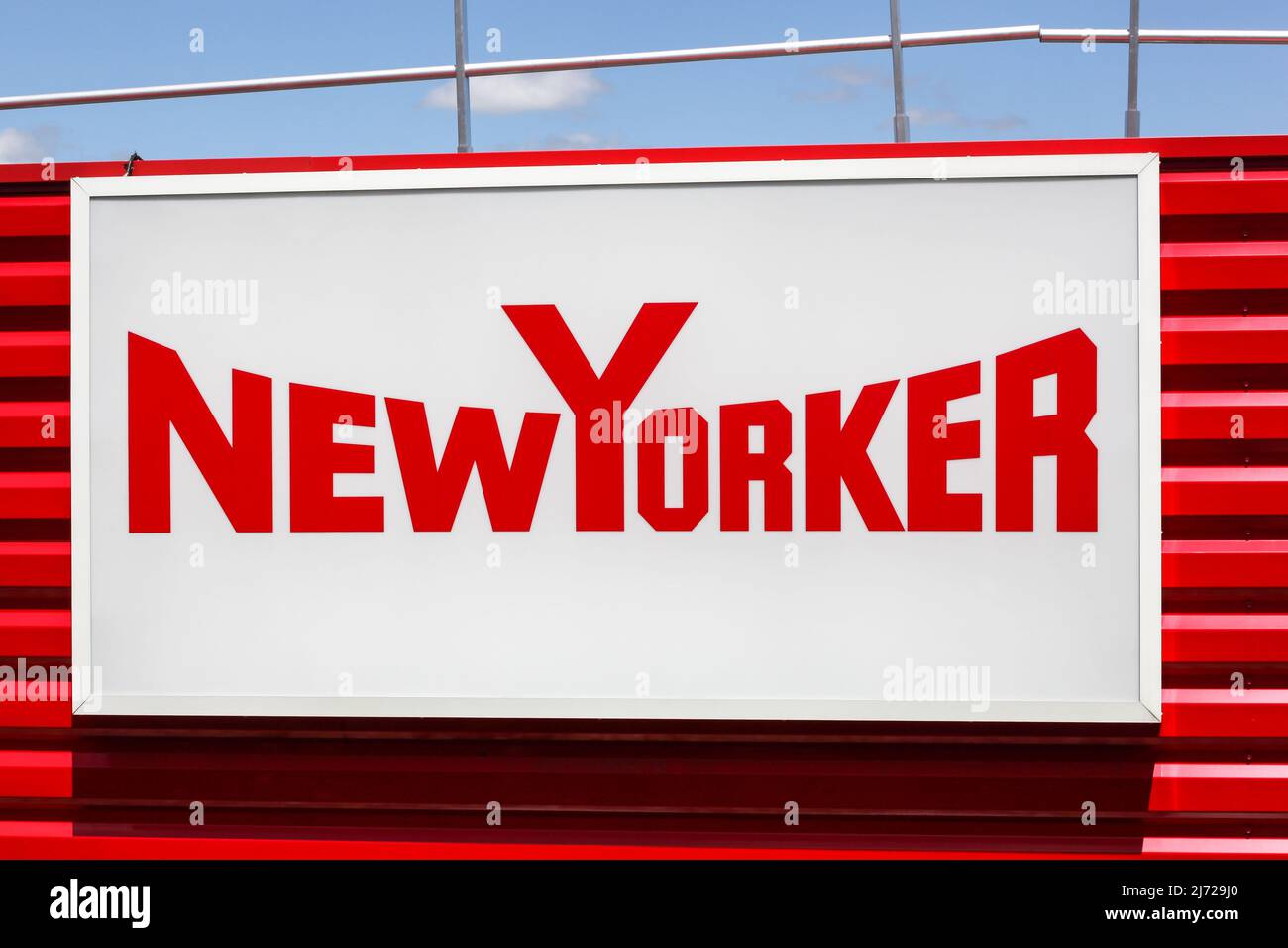 Saint Etienne, Frankreich - 21. Juni 2020: Newyorker-Logo an der Wand. Newyorker ist ein deutscher Bekleidungshändler mit Sitz in Braunschweig Stockfoto