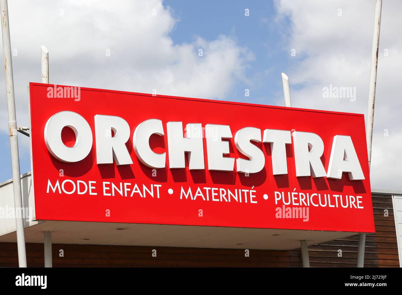 Villefranche, Frankreich - 10. Juli 2021: Orchester-Schild vor einem Laden. Orchestra ist ein französisches Unternehmen und eine Kette von Kinderkleidung und Mutterschaft Stockfoto