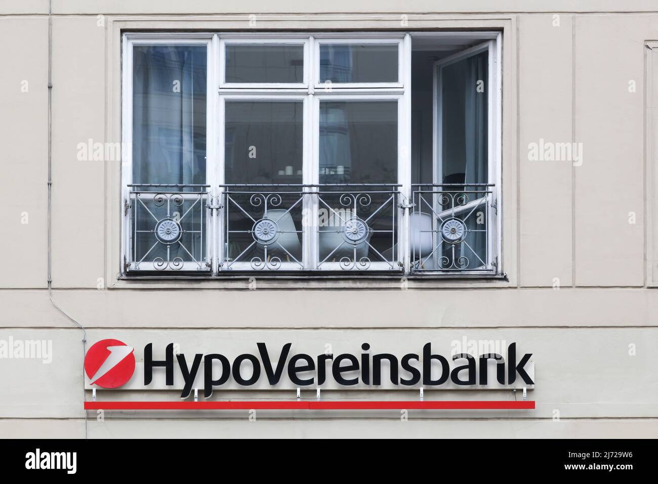 Berlin, Deutschland - 12. Juli 2020: HypoVereinsbank-Logo an der Wand. Die HypoVereinsbank ist die fünftgrößte der deutschen Finanzinstitute Stockfoto