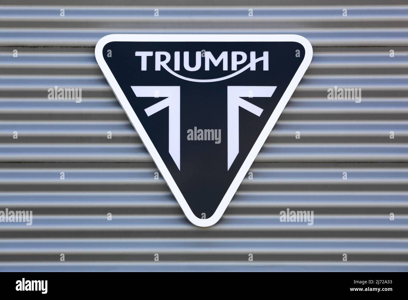Dardilly, Frankreich - 6. September 2020: Triumph-Logo an einer Wand. Triumph Motorcycles ist der größte britische Motorradhersteller Stockfoto