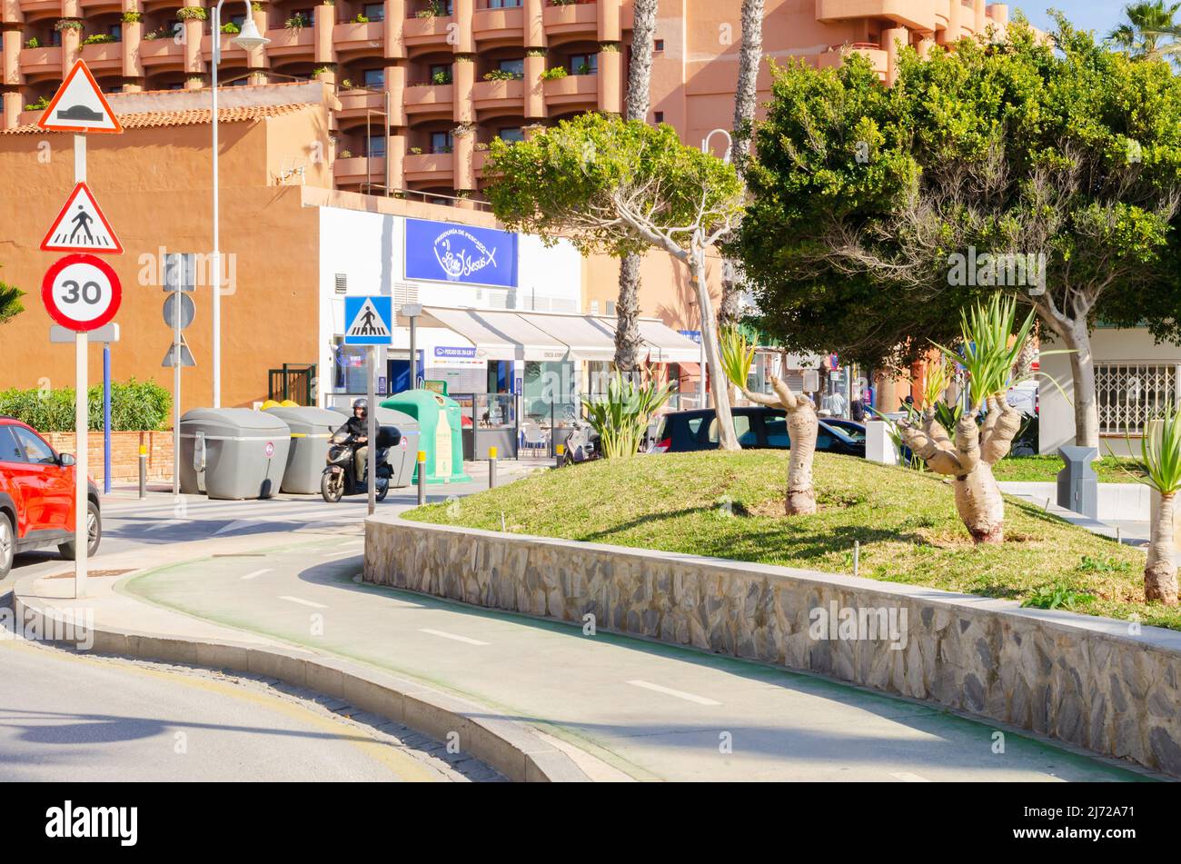 ALMUNECAR, SPANIEN - 02. MÄRZ 2022 Küstenlinie in einer spanischen Stadt im Südwesten der Costa Granadina, in der Provinz Granada Stockfoto