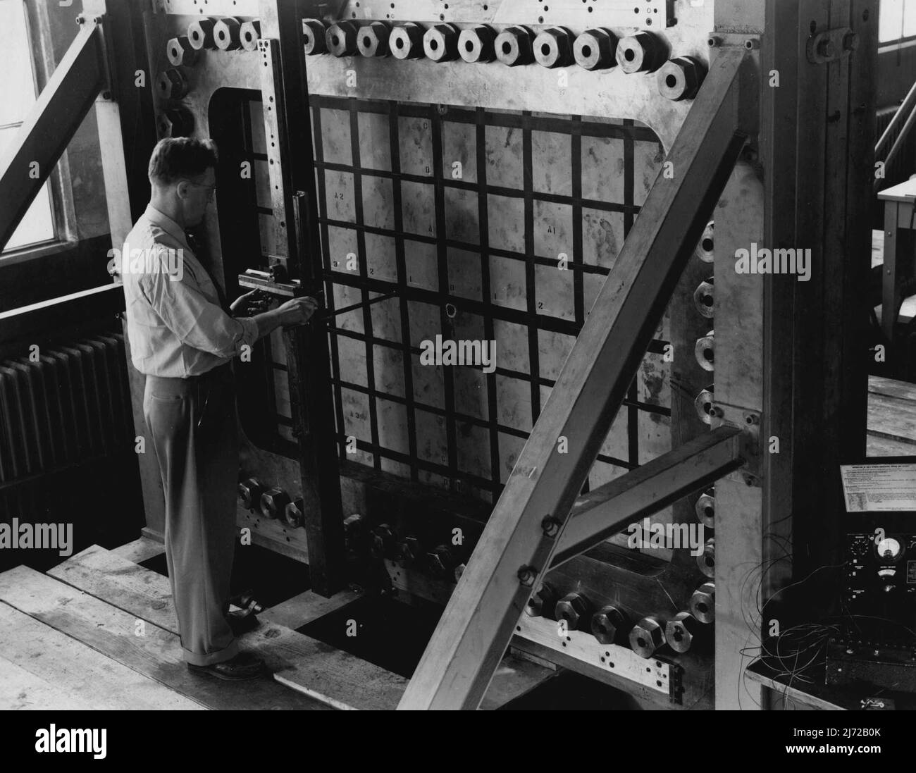 David Taylor Model Basin - Testrahmen für die Anwendung hydrostatischer Lasten auf große Stahlplatten im David W. Taylor Model Basin. Die Platte in diesem Rahmen wird in Verbindung mit einer Studie über die Auswirkungen von Unterwasserexplosionen auf verschiedene Stahlarten einem hydrostatischen Auswulsttest unterzogen. 13.Mai 1947. Stockfoto