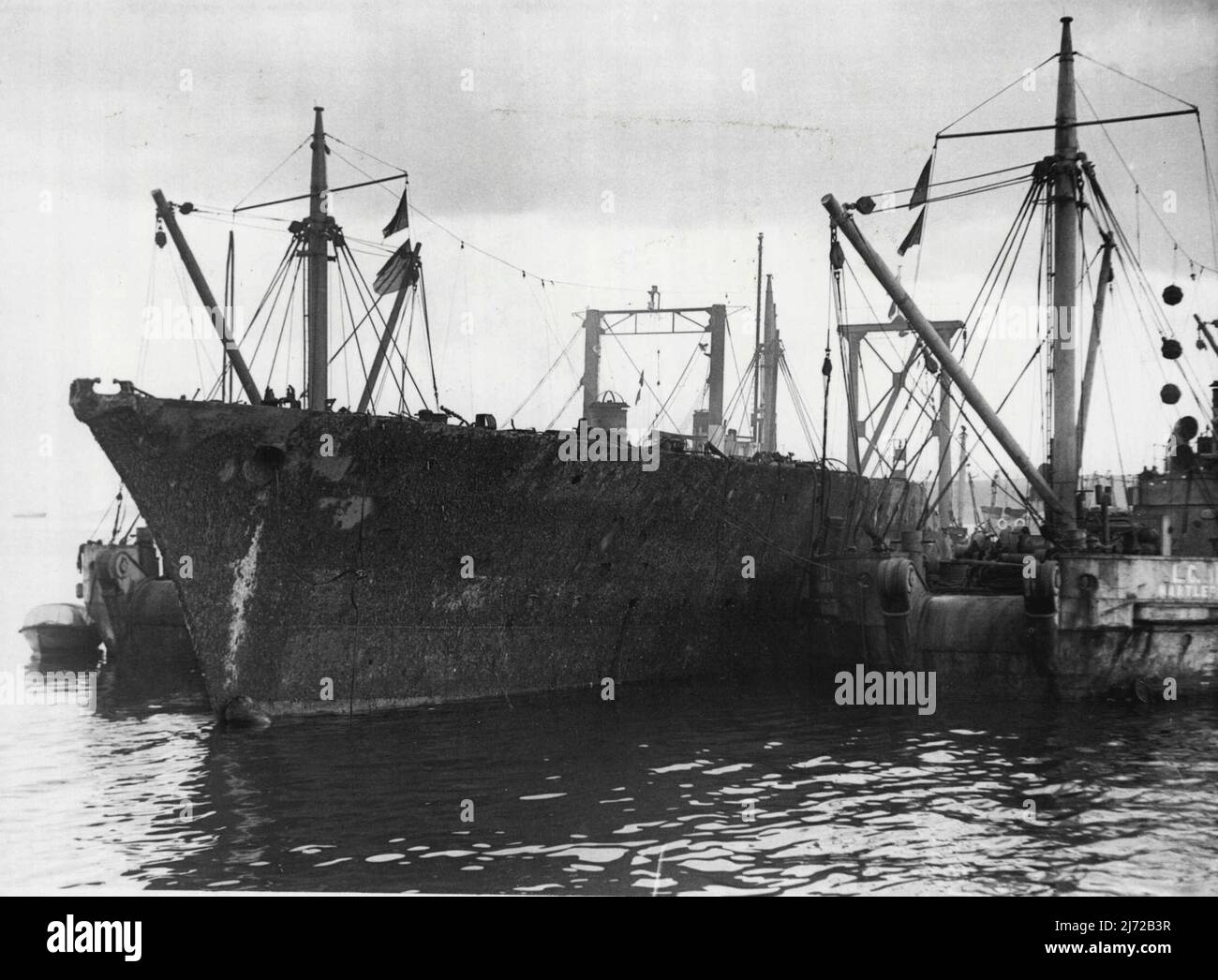 Zerstörerbergung Trotz Gale -- eine komplizierte Bergung eines französischen Zerstörers, der Maille Breze, die vor vierzehn Jahren vor Greenock versunken war, wurde trotz eines starken Orkans durchgeführt, der die Arbeit zu vereitern drohte. Die Sandbank und die Arbeit, das Wrack für das Abschleppen zum Schrottplatz vorzubereiten, wurden begonnen. Bergungsmänner sagten, dass die Bedingungen „so schlecht seien, wie man sich vorstellen könnte“, aber dass nun die letzte Phase der Arbeit in etwa einer Woche abgeschlossen werden kann. 19. August 1954. (Foto von United Press Photo). Stockfoto