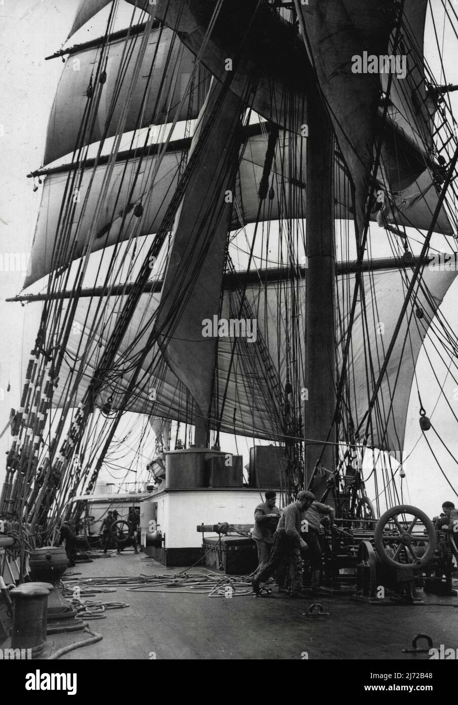 Sieger des Segelrennens aus Australien erreicht Themse -- Ein auffälliges Bild, das auf die AS-Mitglieder der Crew herabblickte, die die Segel auf dem Hauptmast nachbesagten. Die finnische Barke Pommern, die an dem jährlichen Windjammerrennen aus Australien teilnahm, machte die Reise von Australien nach ***** In 94 Tagen. Der Passat machte auch die Reise von 6.000 Meilen 94 Tage, aber die Besatzung der Pommern behaupten, Sieger zu sein, nachdem sie ein paar Stunden weniger gedauert hatte. Diese Aufnahme wurde Pommern, eine mit Getreide beladene Viermast-Barke, während der Reise von Falmouth zur Themse gemacht, wo sie gerade angekommen ist, um ihre Ladung abzuladen. 17. Juni 1937. (P Stockfoto