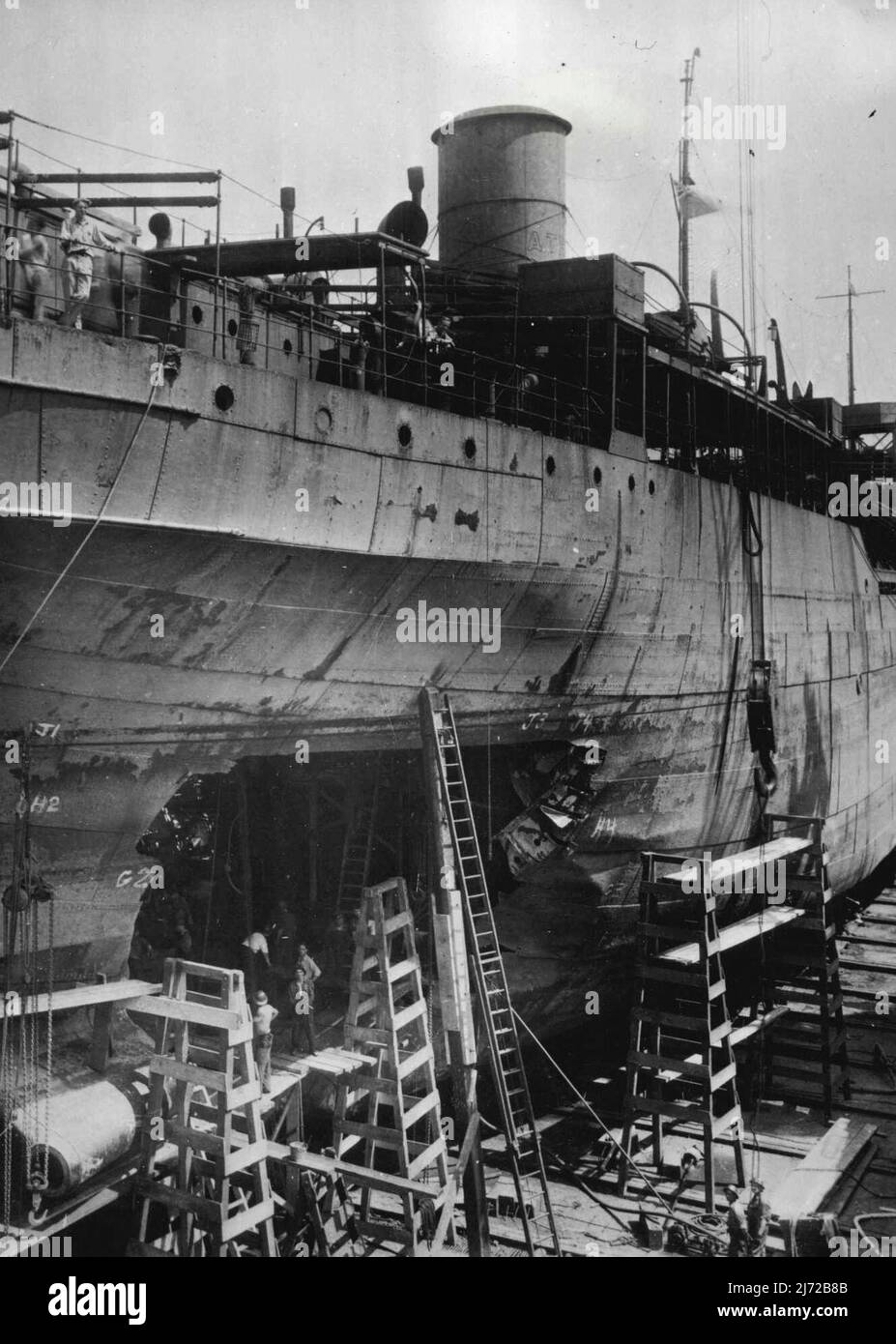 US-Werften schicken beschädigte Schiffe zurück zu Seemänner auf einer Werft in den Vereinigten Staaten reparieren ein gezacktes Loch, das von einem Torpedo auf der Seite eines Schiffes der Vereinten Nationen gerissen wurde. Das Schiff wurde kurz wieder in Dienst gestellt. Dies ist eine von neun Werften, die von einem einzigen amerikanischen Schiffbauunternehmen unterhalten werden, das seit dem 7. Dezember 1941 6.020 Schiffe mit insgesamt 34.000.000 Tonnen gebaut oder repariert hat. 23. September 1943. Stockfoto