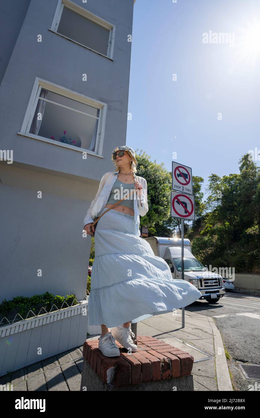 Junge Frau als Tourist auf der Lombard Street in San Francisco | Lifestyle Tourism Stockfoto