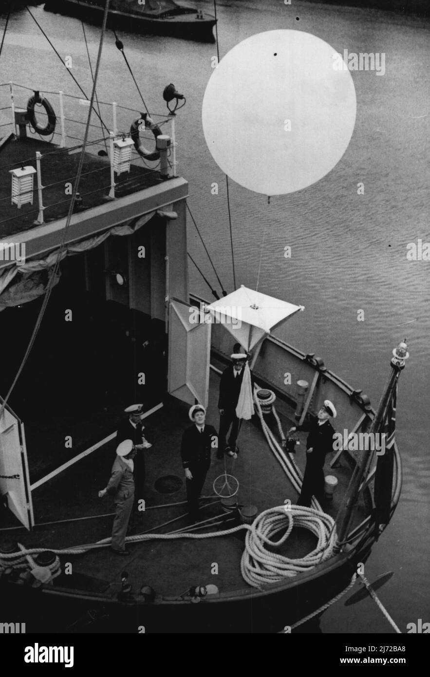 Erste Bilder von New Ocean Weather Ship -- wie meteorologische Ballons vom 'Weather Observer' auf See freigesetzt werden. Die Ballons werden in dem im Bild zu sehenden „Aufhänger“ aufbewahrt. Das erste der neuen Ozeanwetterschiffe des Luftministeriums, die fertiggestellt werden sollen, war heute an den Londoner Docks zu sehen. Eine Reihe dieser speziell ausgerüsteten Schiffe, die gemeinsam von den Gewichtsnationen betrieben werden, werden an 13 Positionen im Nordatlantik Stationen aufnehmen, um umfassende Berichte über die Wetterbedingungen für Schifffahrt und Flugzeuge zu erstellen. 31. Juli 1947. (Foto von Fox). Stockfoto