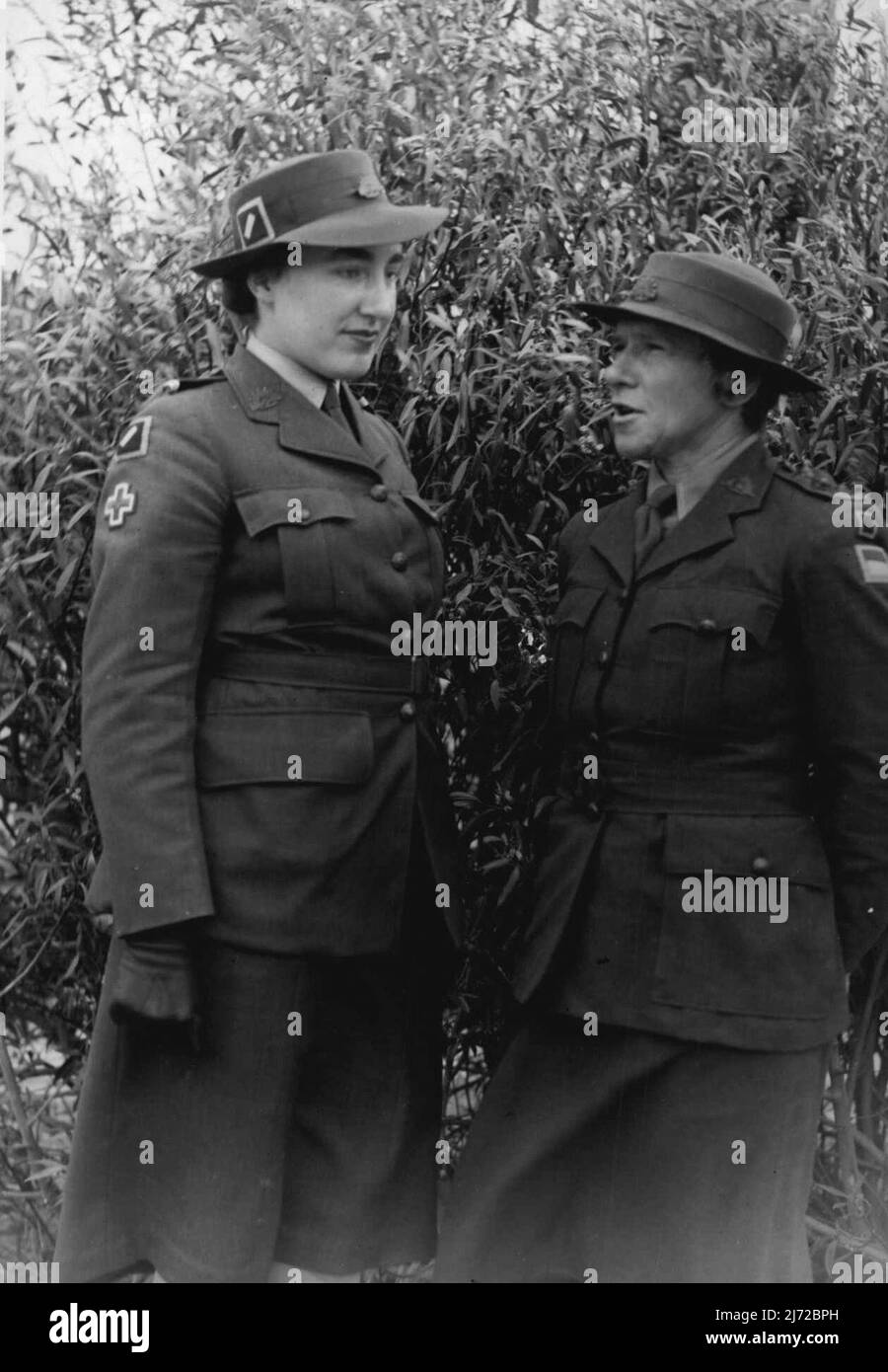 LT. Mary Stephens, AAMWS (links), die gerade ihre kommission gewonnen hat, erhält ein paar Abschiedsworte von einem Mitglied des Lehrstabs der Army Women's Services Offficers' School, Darley Vic., Capt. Marjorie Irving. LT. Stephens war eine von mehreren N.S.W. Mädchen, die den Kurs erfolgreich absolviert haben. 19. Februar 1945. (Foto von der Abteilung für Militärgeschichte). Stockfoto