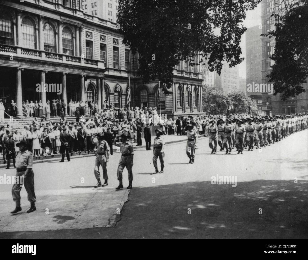 Aussies Parade in New York - Bürgermeister LaGuardia blickt vom Rathaus aus auf die Parade australischer Soldaten in New York City. 17. August 1944. (Foto von Associated Press Photo). Stockfoto