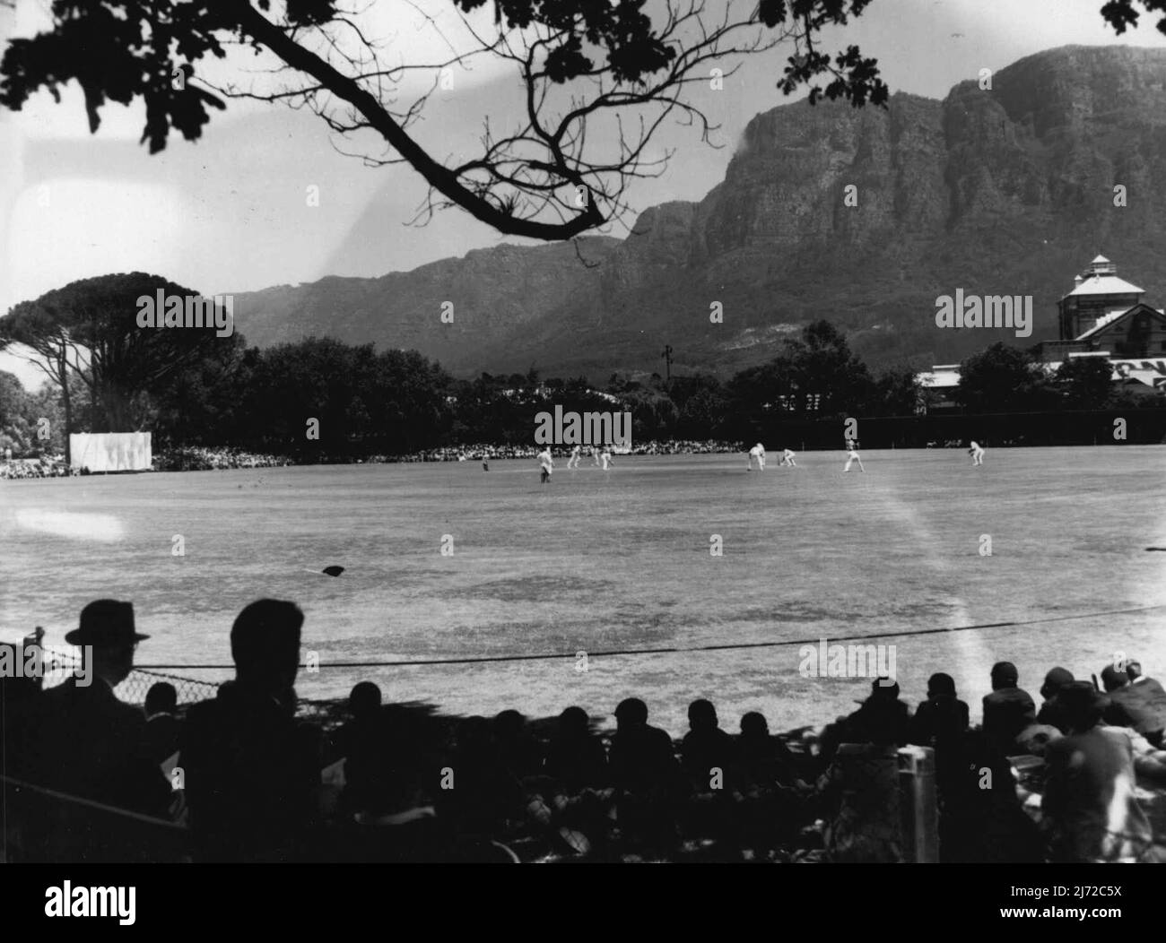 Blick auf den Cricket Ground von Newlands, Kapstadt, vom Kelvin Grove End aus, mit dem Berg und der bekannten Brauerei im Hintergrund. 23. November 1949. (Foto von African Press Features). Stockfoto