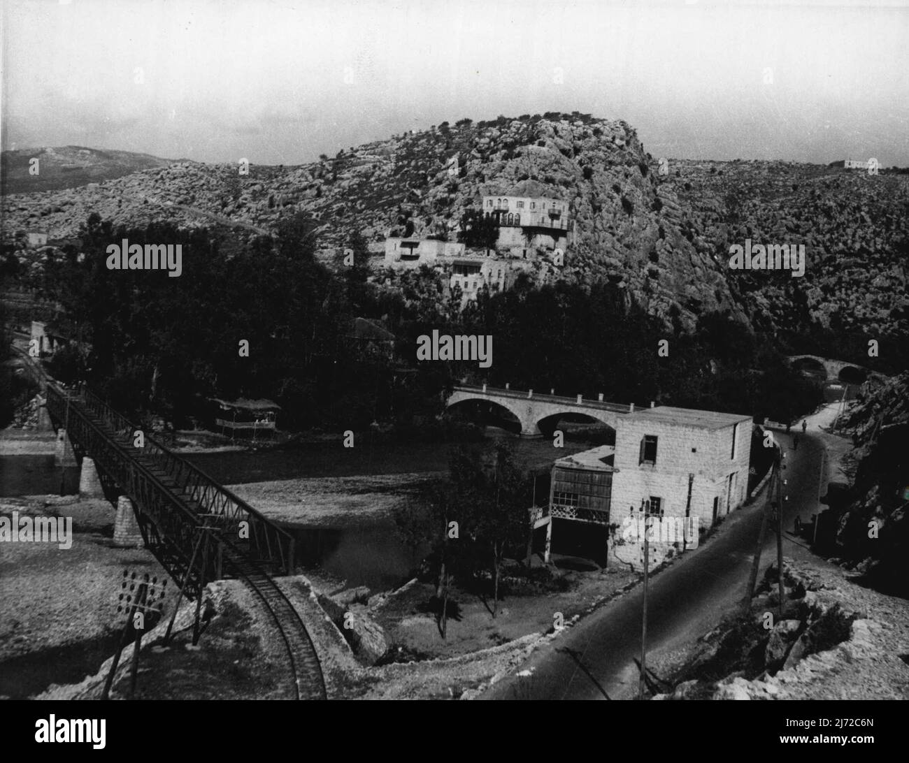 Syrien - drei Brücken: Eisenbahn, Straße und römische Brücke über den Dog River nördlich von Beirut. (C.V.Q). 23. Juni 1941. (Foto: Kosmos Press Bureau (Australasia) Pty. Ltd.). Stockfoto