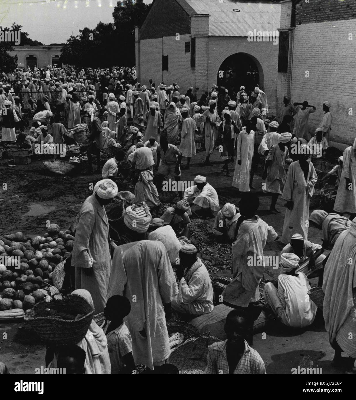 Der Anglo-Ägyptische Sudan. Die Menschen im Norden sind überwiegend arabischsprachige Moslems und machen etwa zwei Drittel der 7.000.000 Gesamtbevölkerung aus. Die Bilder zeigen eine typische Marktszene, in der Gemüse und Obst auf bewässerten Flächen an den Ufern der beiden Niles verkauft werden. 2. Dezember 1953. (Foto von Kamera Drücken Sie). Stockfoto