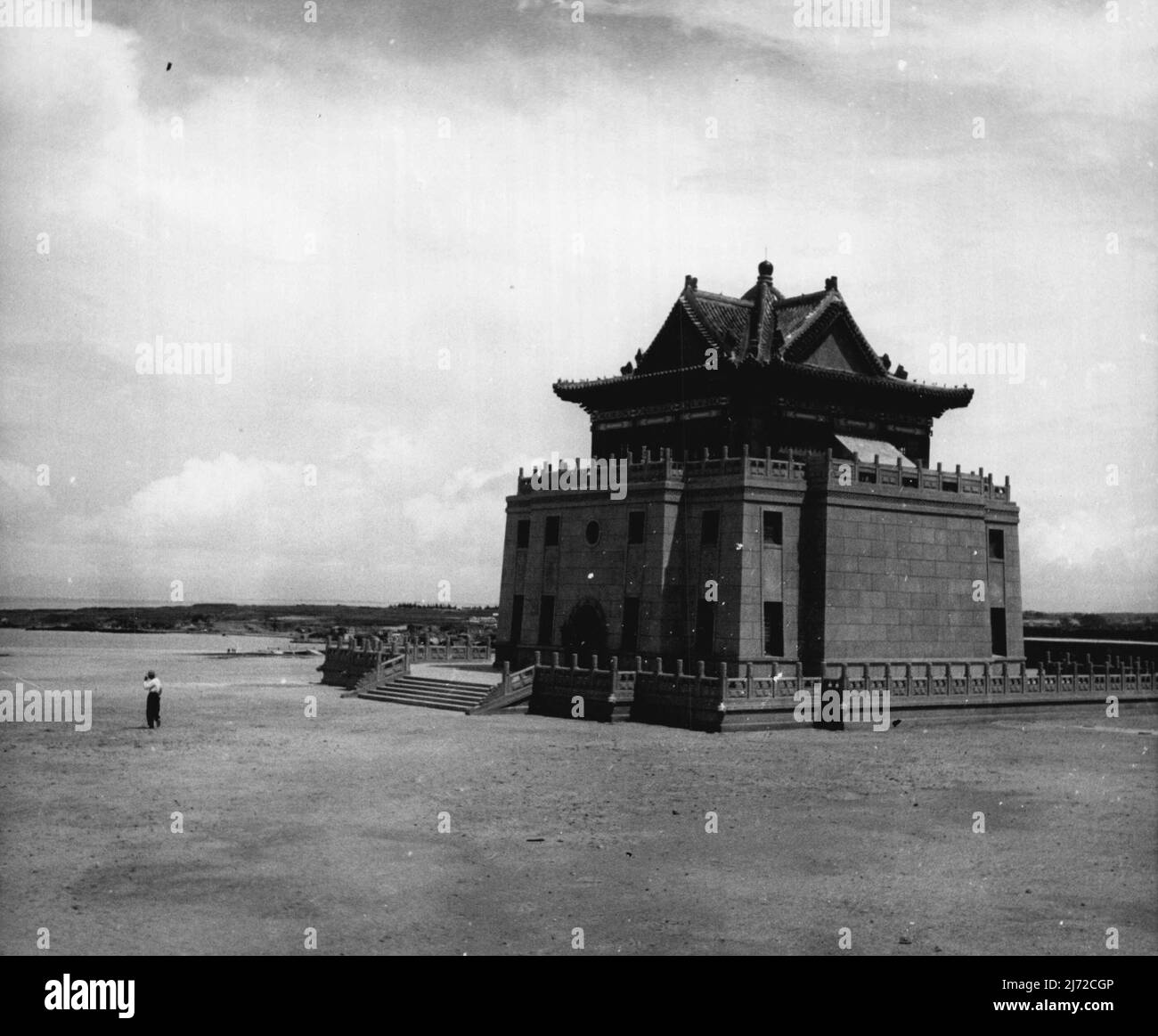 Schaufenster des Freien China (Drittel von sechs) -- symbolisch für das freie China ist dieses Pagodendenkmal für Dr. Sun Yat-Sen, Gründer der Chinesischen Republik. Das von nationalistischen Soldaten auf Kinmen erbaute Denkmal steht dem Festland gegenüber und steht als Versprechen der Freiheit. 16. Juli 1954. (Foto von United Press). Stockfoto
