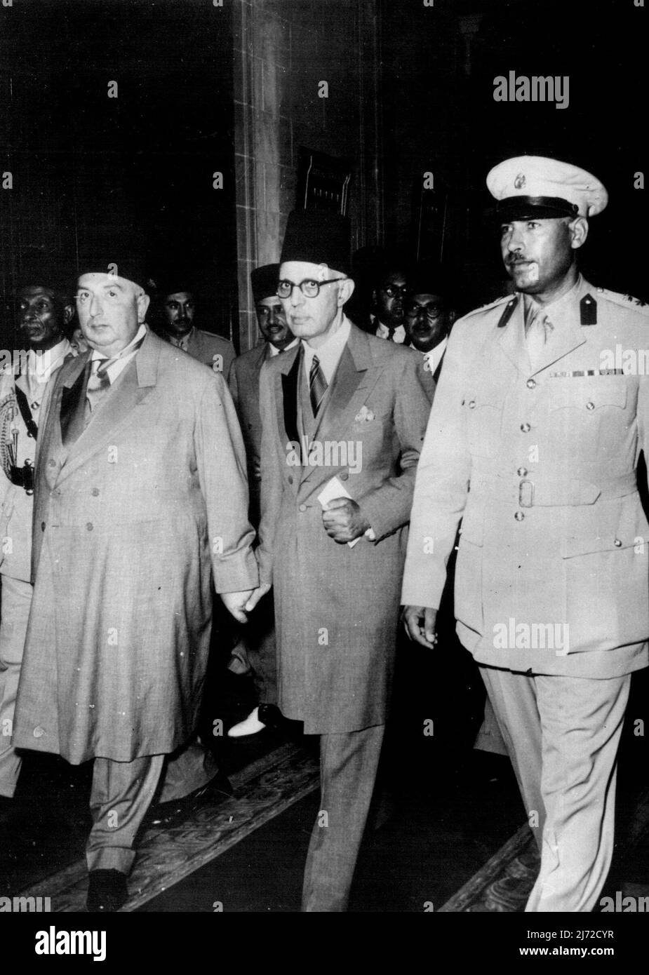 Oberst Mahanna von Neguib verhaftet -- Oberst Mehanna, 42, rechts, ein ehemaliges Mitglied des drei-Mann-Rates der Regency, der zusammen mit 24 anderen Armeeoffizieren von General Neguib verhaftet wurde. Auf diesem Foto vom August 1952 mit Colonel Mehanna zu sehen sind Prinz Mohamed Abdel Moneim, links, und Mohamed Bahey el-Barakat, die ebenfalls Regenten waren. 18. Januar 1953. Stockfoto