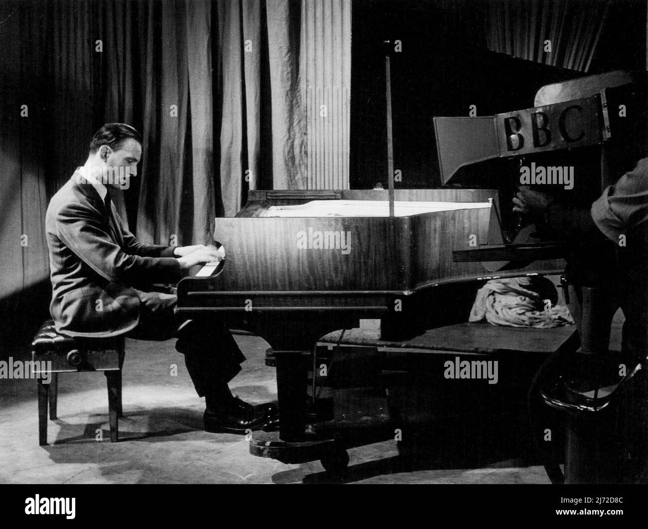 Michelangeli, gefeierter italienischer Pianist, gibt vor der Fernsehkamera ein Rezital. 10. September 1947. (Foto vom BBC Television Service). Stockfoto