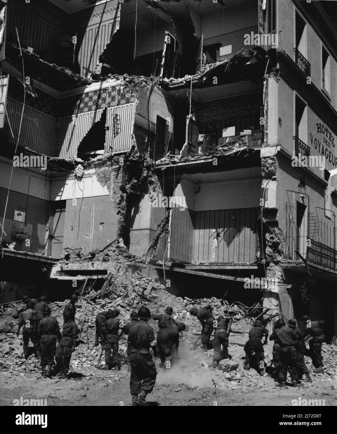 1.100 Gefürchtete Tote bei algerischen Erdbeben - Französische Soldaten arbeiten in den Ruinen des Hotel Baudouin, Orleansville. Es wird angenommen, dass mehr als 1.100 Menschen bei den Erdbeben, die letzte Woche die Stadt Orleansville und die benachbarten Bezirke in Zentralalgerien erschütterten, ihr Leben verloren haben. Bisher haben Rettungskräfte über 750 Leichen geborgen, aber es ist sicher, dass noch etwa 400 weitere unter den Steinhaufen begraben sind. Mindestens 4.000 Menschen sollen verletzt worden sein. 12. September 1954. (Foto von Daily Mirror). Stockfoto