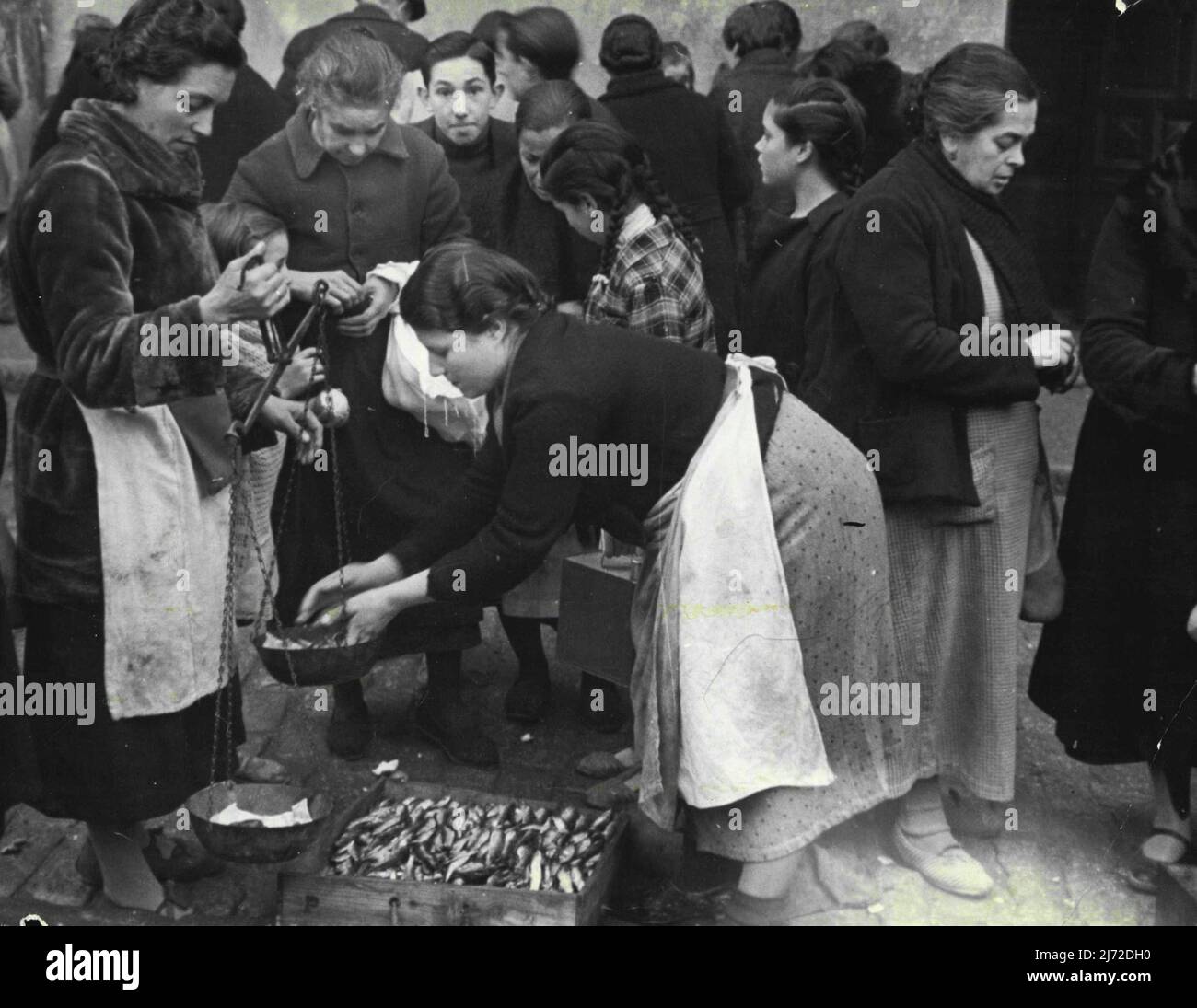 Spanien heute --Street Fischmarkt, Madrid. Für jeden außer dem oberen Mittelstand ist Fleisch zu teuer, aber ein wenig Fisch ist in den Mitteln der Arbeitsenden. Der durchschnittliche Lohn (ungelernte) beträgt ca. 4/- pro Tag. 29. Juni 1940. (Foto von G.H. Metcalf, Schwarzer Stern). Stockfoto