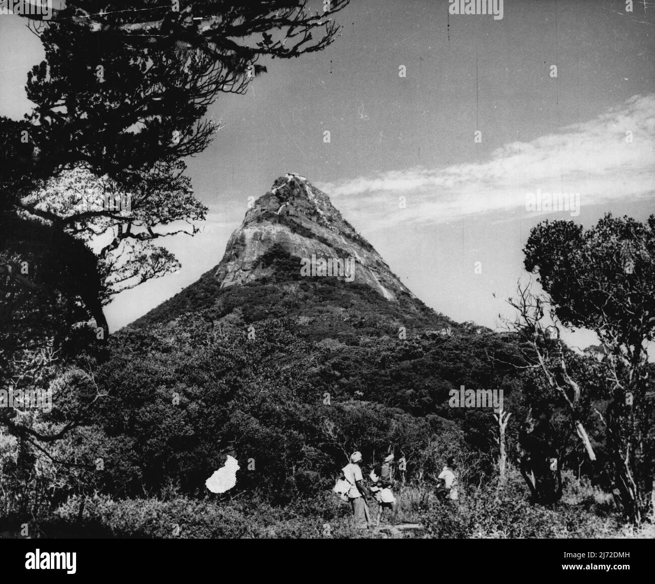 Die Royal Tour: Ceylon -- der erste Anblick der Königin von Ceylon, als sie am 10.. April 1954 für einen 12-tägigen Besuch dort ankommt, könnte der Adams Peak sein, Ceylons spektakulärster, wenn auch nicht der höchste Berg; er ist 7240 Fuß hoch. Seit Jahrhunderten gilt er als heiliger Berg, und obwohl der Schrein auf dem Gipfel von buddhistischen Priestern gehalten wird, besteigen Menschen vieler Religionen dort eine Pilgerreise. 12. April 1954. (Foto von Rosemary Gilliat, Camera Press). Stockfoto