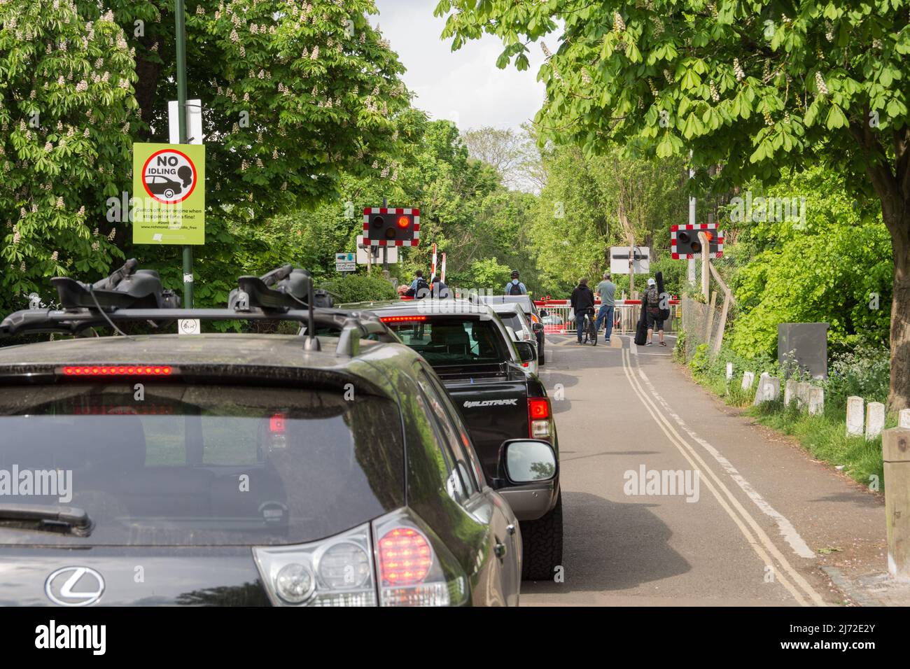 Stationäre Autos stehen im Leerlauf am Bahnübergang Vine Road von Network Rail in Barnes, London, SW13, England, Großbritannien Stockfoto