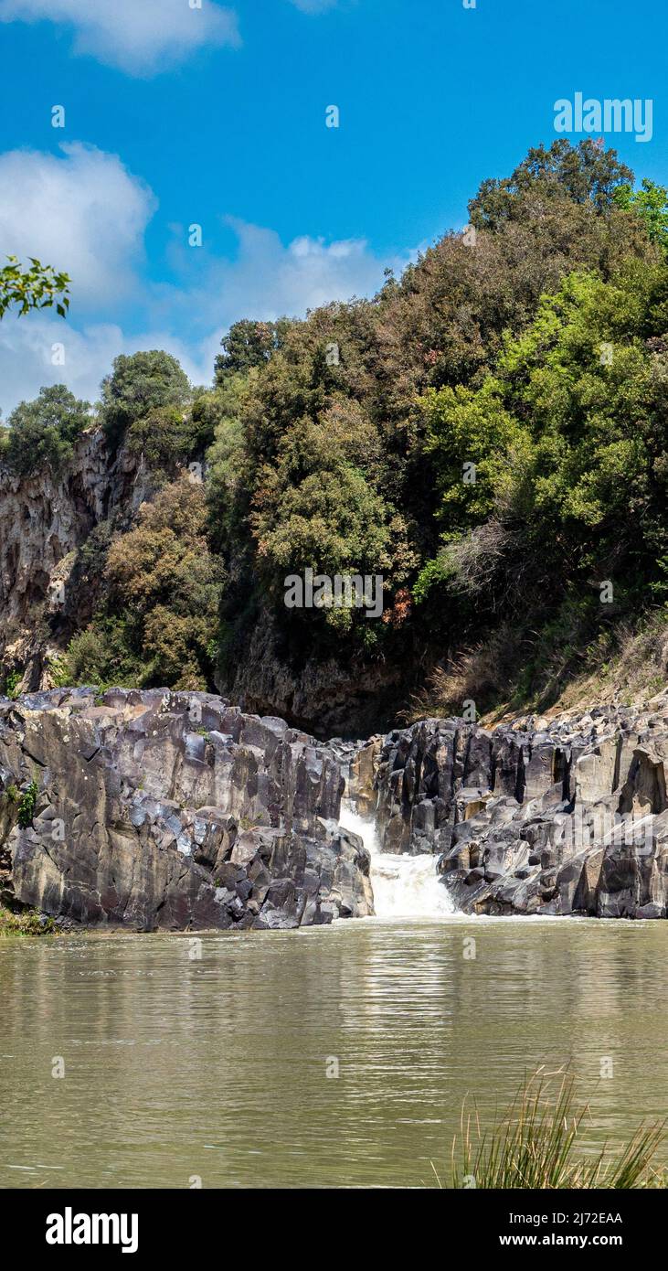 Viterbo 2022. Kleiner Wasserfall des Flusses Flora im kleinen Pellicone See, natürliche Kulisse für viele Filme. Wir sind an einem sonnigen Frühlingstag. April 2022 Stockfoto