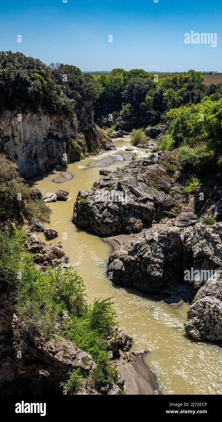 Viterbo 2022. Der Fluss Flora fließt in der Nähe des archäologischen Gebiets von romana. Die felsigen Seiten sind auffällig. Wir sind an einem sonnigen Frühlingstag. April 2022 Laz Stockfoto