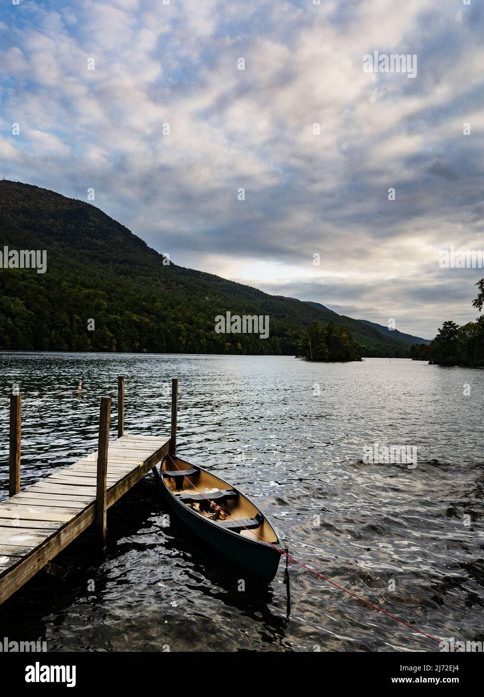 Hölzerne Kanubahn auf Lake George, Adirondack Mountains, New York State Stockfoto