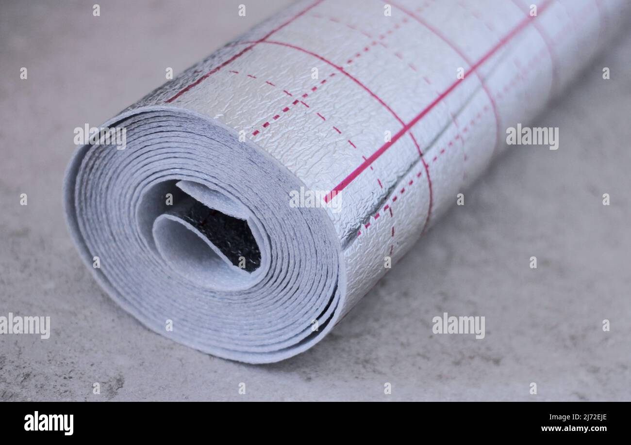 Eine Rolle Folienisolierung für Fußbodenheizung Stockfoto