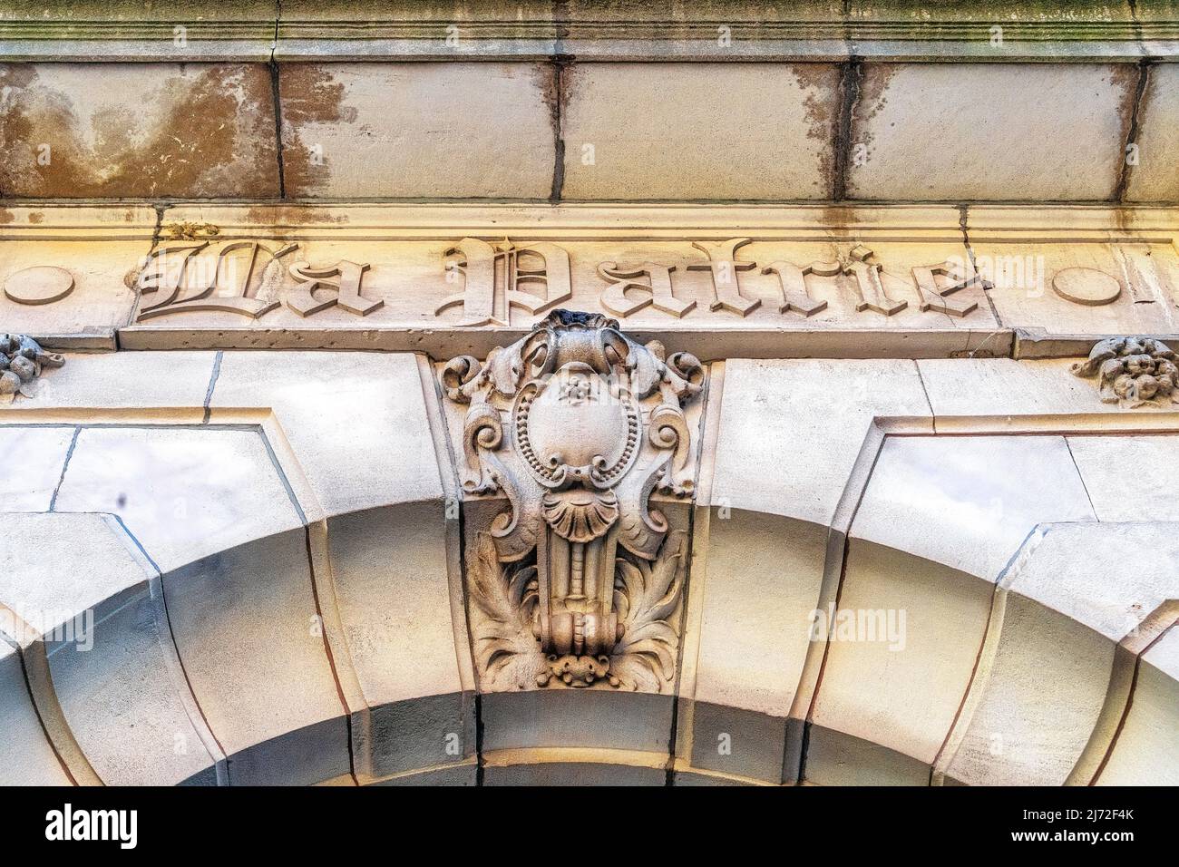 Eingang zum La Patrie-Gebäude. Architektonisches Merkmal eines alten Gebäudes in der kanadischen Stadt. Old Montreal ist ein UNESCO-Weltkulturerbe und ein großer Teil der Stadt Stockfoto