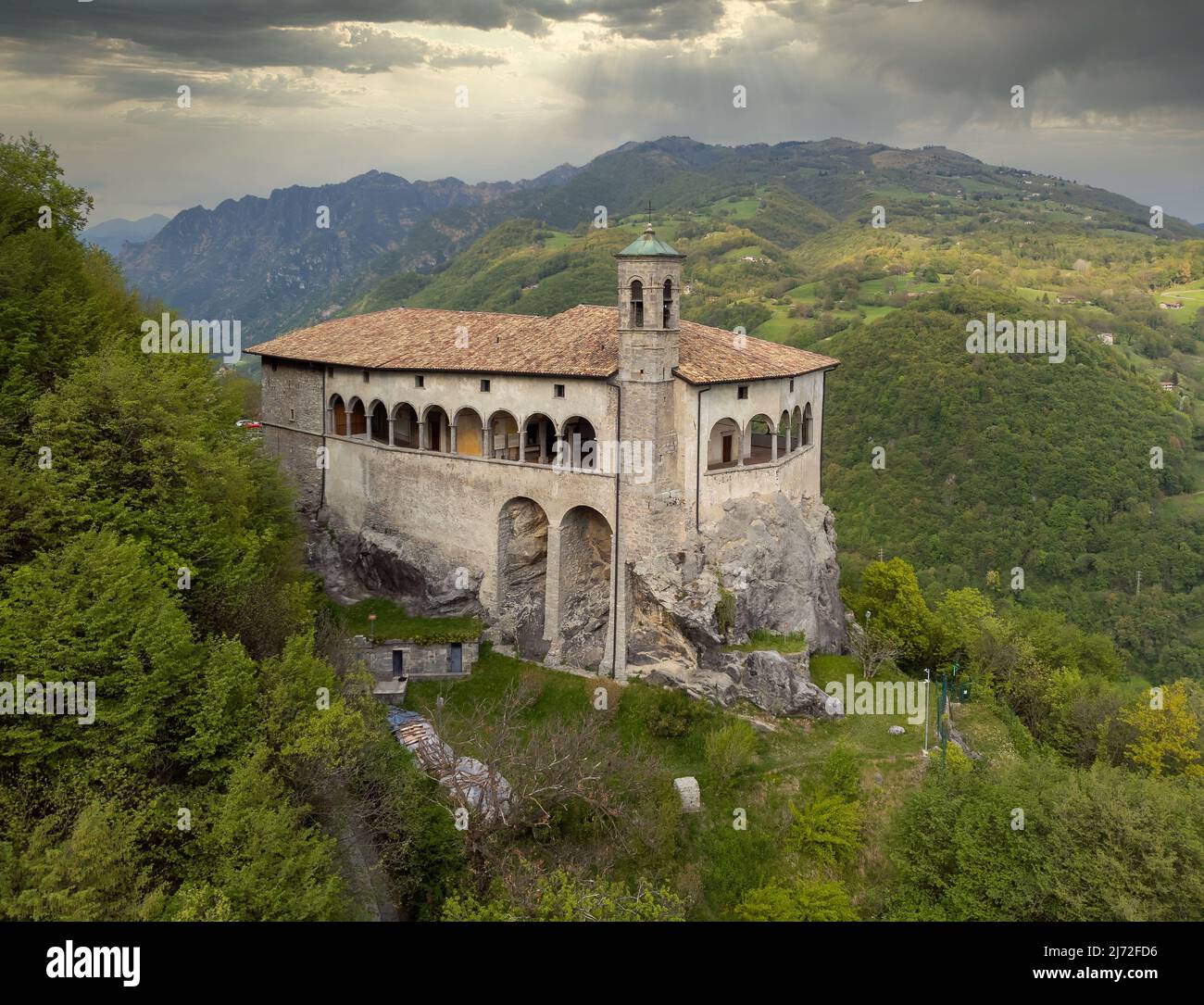 Luftpanorama von der Drohne des Sanctuary of St. Patrick (San Patrizio) auf der steilen Klippe gebaut, Colzate, Bergamo, Italien Stockfoto