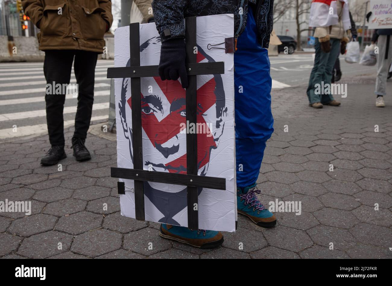 NEW YORK, NY – 31. Januar 2021: Demonstranten versammeln sich in der Nähe des Hauptquartiers der Vereinten Nationen in New York City gegen den russischen Präsidenten Wladimir Putin. Stockfoto