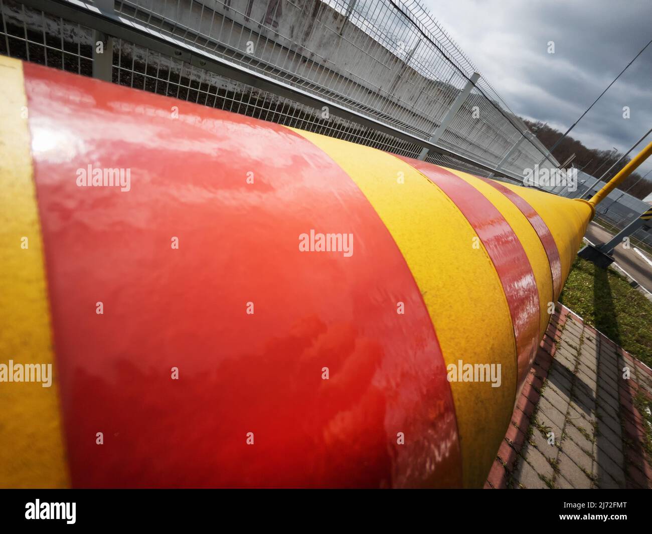 Gelb-rote Hauptleitung der Erdgasversorgungspipeline zum Verbraucher zur Erzeugung von thermischer Energie Stockfoto