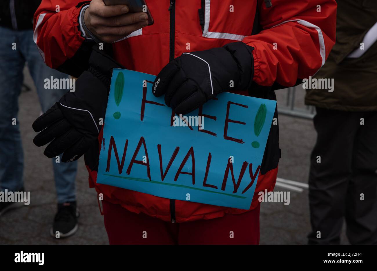 NEW YORK, NY – 31. Januar 2021: Die Menschen versammeln sich zur Unterstützung des inhaftierten russischen Oppositionsführers Alexei Nawalny in der Nähe des Hauptquartiers der Vereinten Nationen. Stockfoto