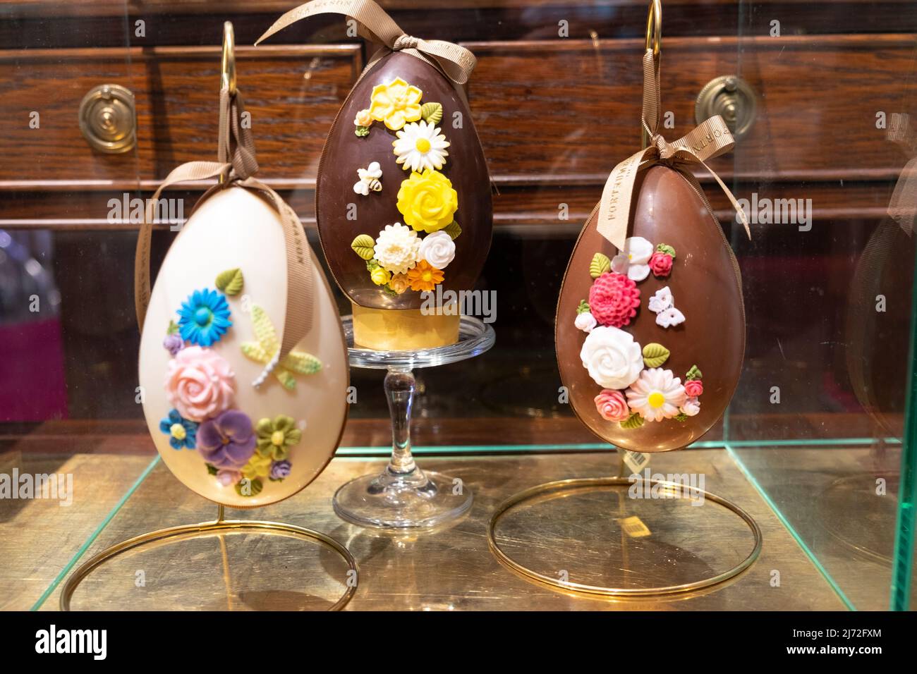 Schokoladen-Ostereier im Innenraum des Fortnum & Mason Store zu Ostern 2022 in Piccadilly West London W1A Großbritannien England KATHY DEWITT Stockfoto Schokoladen-Ostereier im Innenraum des Fortnum & Mason Store zu Ostern 2022 in Piccadilly West London W1A Großbritannien England KATHY DEWITT Stockfoto