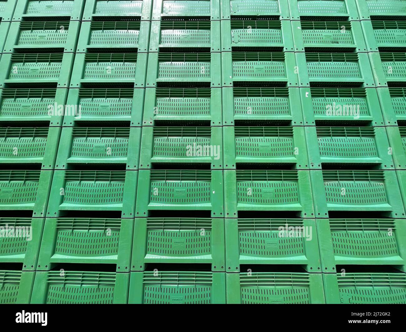 Plastic crates background -Fotos und -Bildmaterial in hoher Auflösung –  Alamy