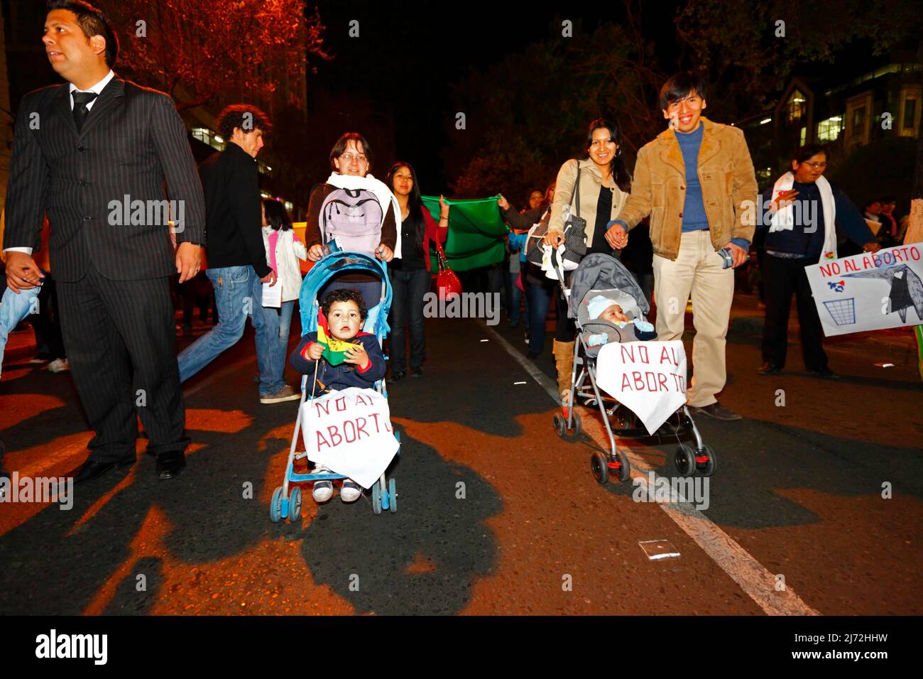 LA PAZ, BOLIVIEN, 22.. August 2013. Menschen, die Kleinkinder in Kinderwagen/Kinderwagen schieben, nehmen an einem marsch Teil, der vom Red Pro-Vida (Pro Life Network) organisiert wird, um gegen die Entkriminalisierung von Abtreibungen zu protestieren. Bolivien debattiert seit März 2012 über die Entkriminalisierung von Abtreibungen. Stockfoto
