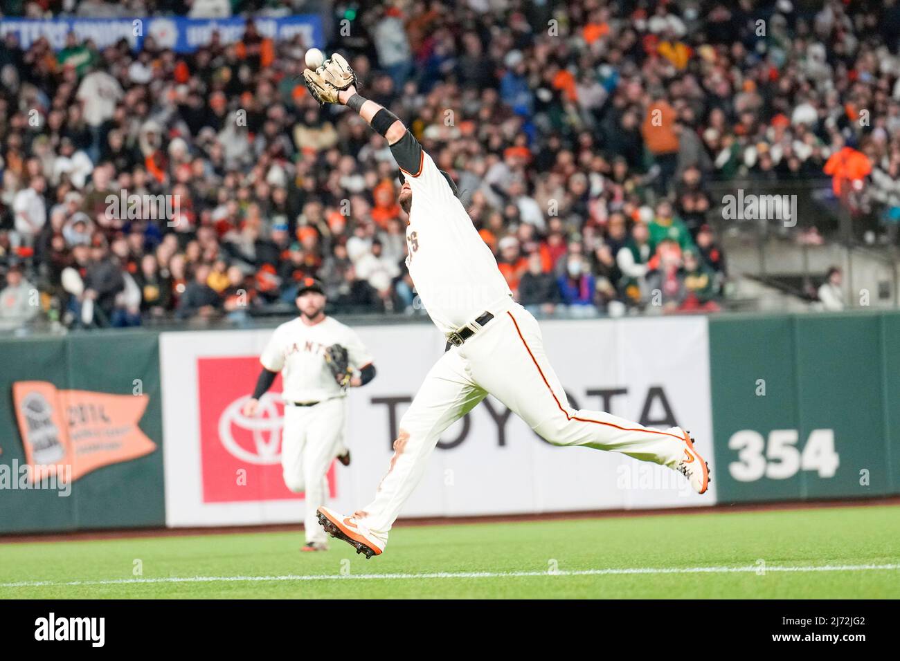 Der San Francisco Giant Infielder Brandon Crawford (35) fängt während des MLB-Spiels der regulären Saison zwischen der Oakland Athletics und San Francisco einen Foul Ball Stockfoto