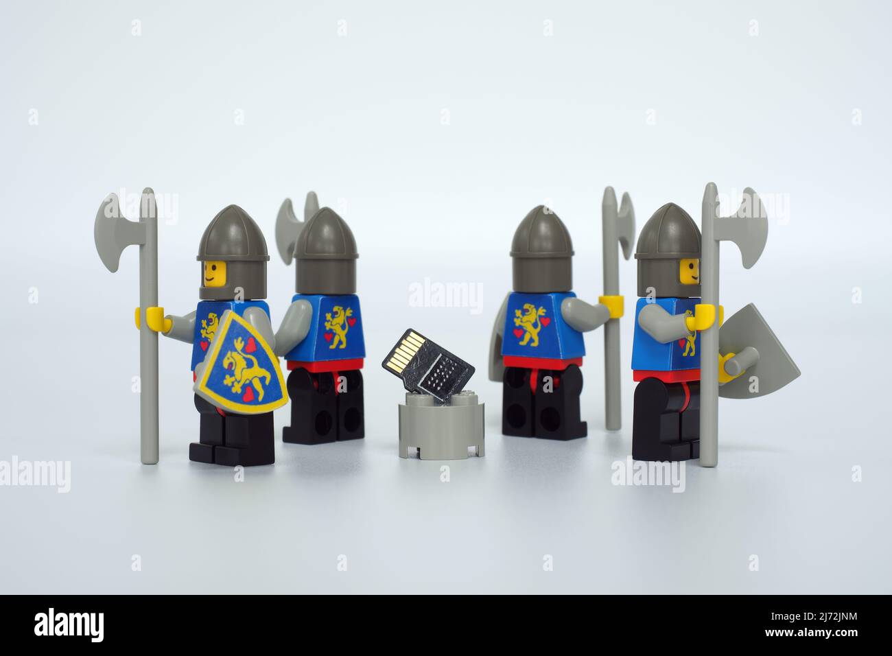 44MP HRS. Datensicherheitskonzept mit Lego Mini Figure Ritters & einer Micro SD-Karte. Stockfoto