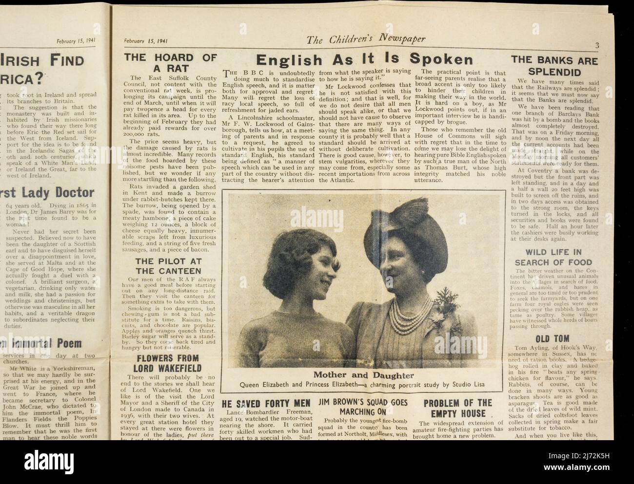 Artikel und Foto von Königin Elizabeth und Prinzessin Elizabeth in der Kinderzeitung vom 15.. Februar 1941, Nachbildung von Erinnerungsstücken aus dem Zweiten Weltkrieg. Stockfoto