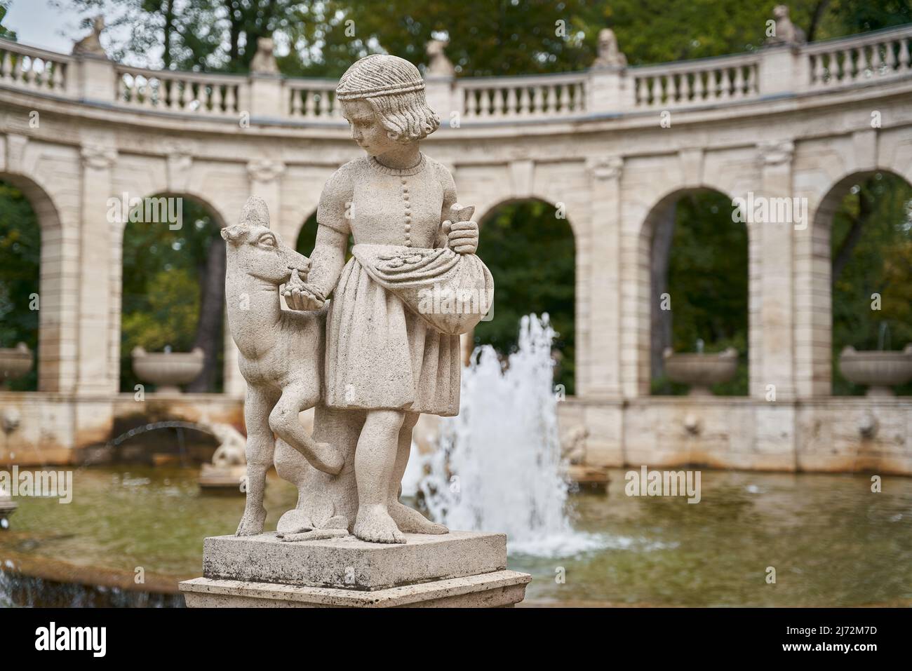 Figuren aus dem Märchen Brüderchen und Schwestirchen am Märchenbrunnen von 1913 im beliebten Volkspark Friedrichshain in Berlin Stockfoto