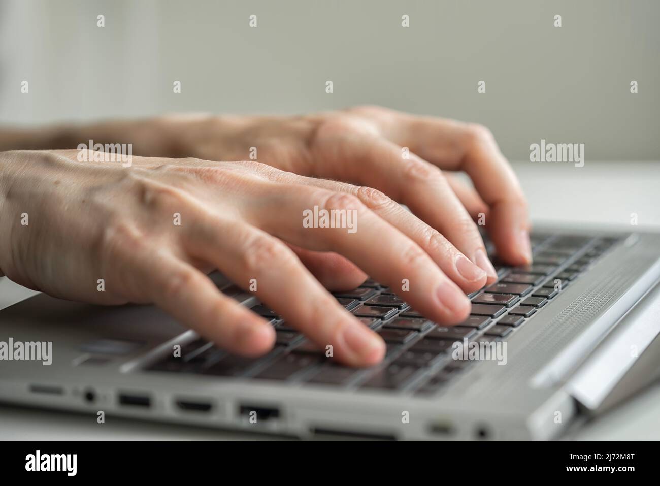 Hands Tippen auf der Desktop-Tastatur Stockfoto