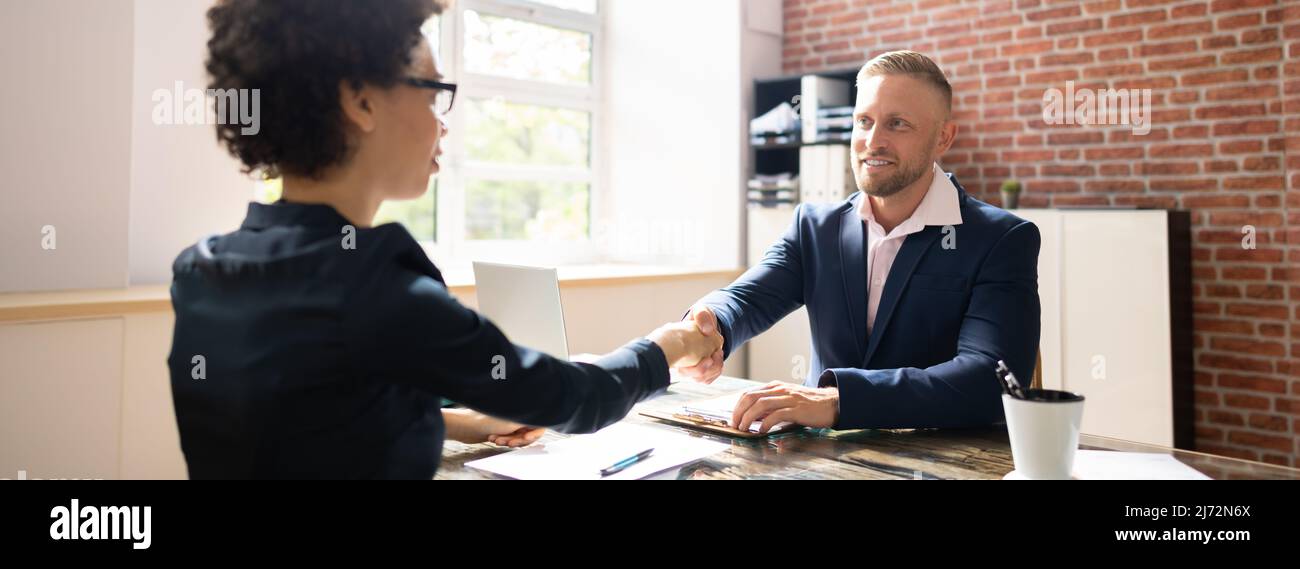 African Mann Und Nahost Frau Händeschütteln Bei Interview Meeting Stockfoto