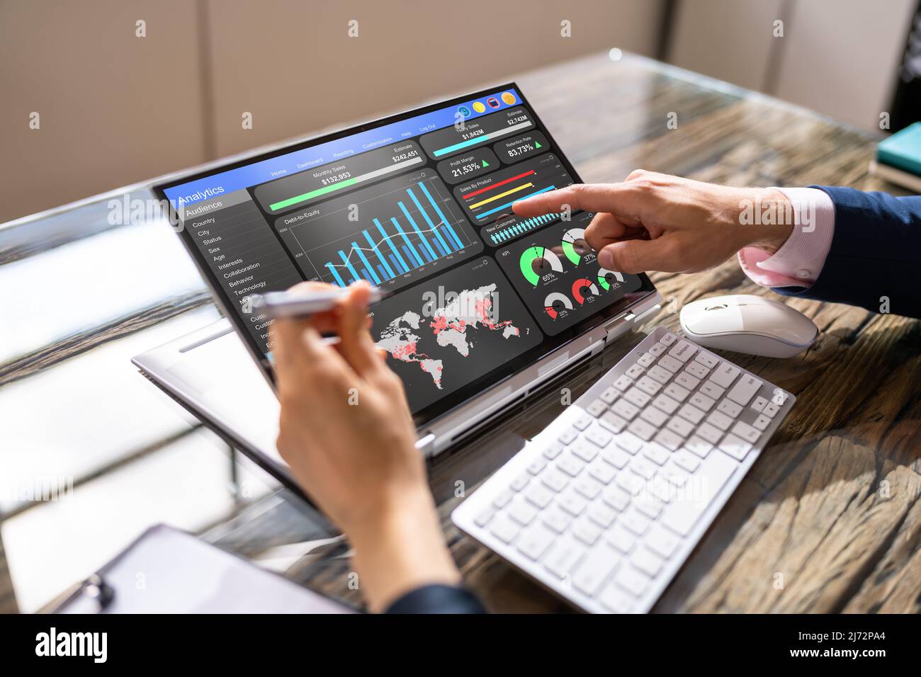 Finanzanalyst Mit Bildschirm Für Konvertible Laptops Mit Grafiken Stockfoto