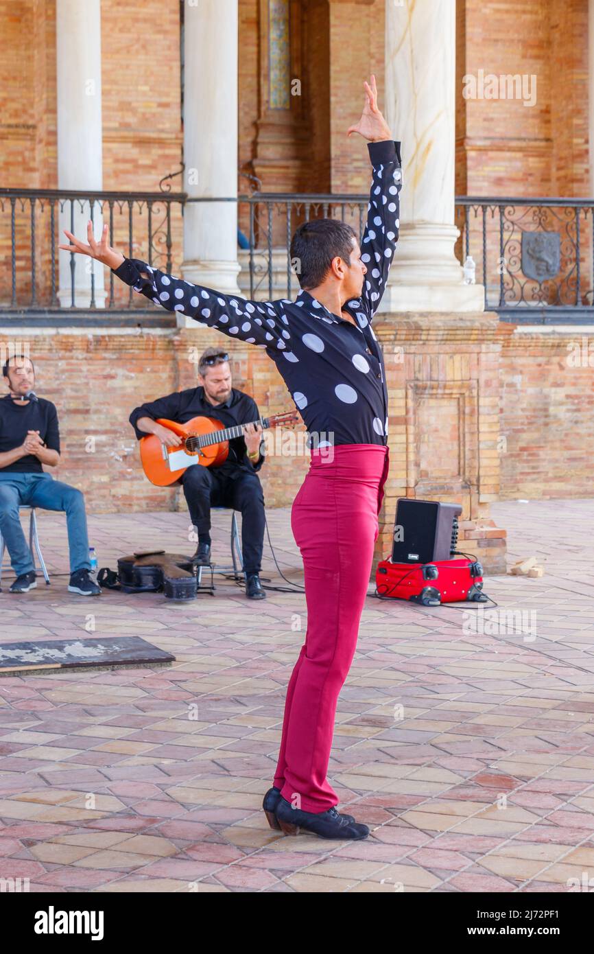 spanische Flamenco-Tänzerin, die vor Touristen auf der Plaza de espana in Sevilla, spanien, auftrat Stockfoto