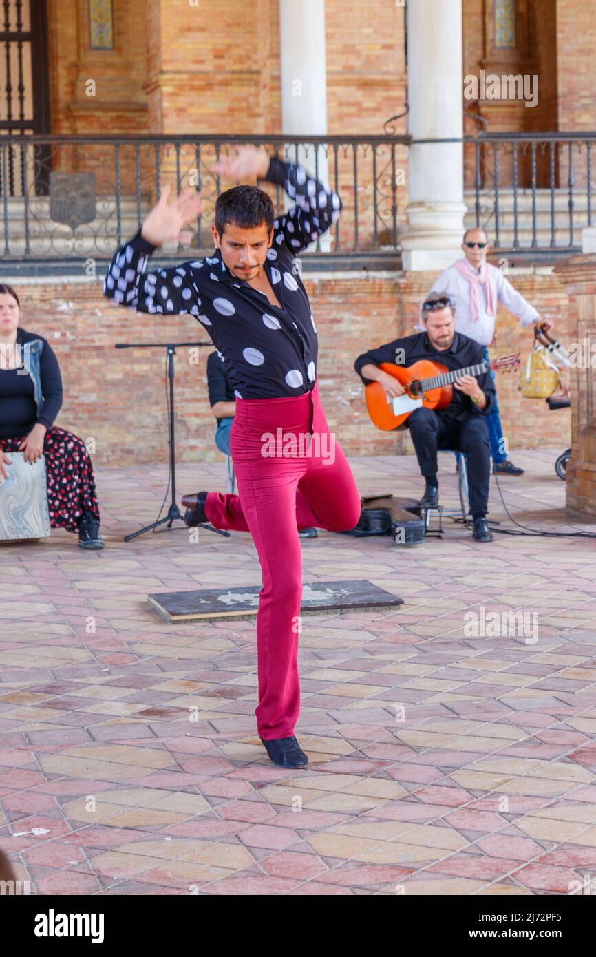 spanische Flamenco-Tänzerin, die vor Touristen auf der Plaza de espana in Sevilla, spanien, auftrat Stockfoto