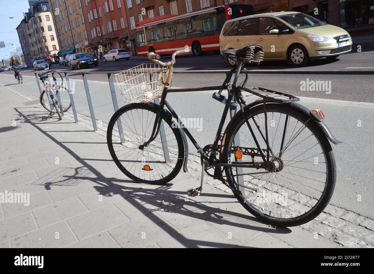 Fahrräder, Langholmsgatan, Hornstull, Stockholm, Schweden, April 2022. Stockfoto