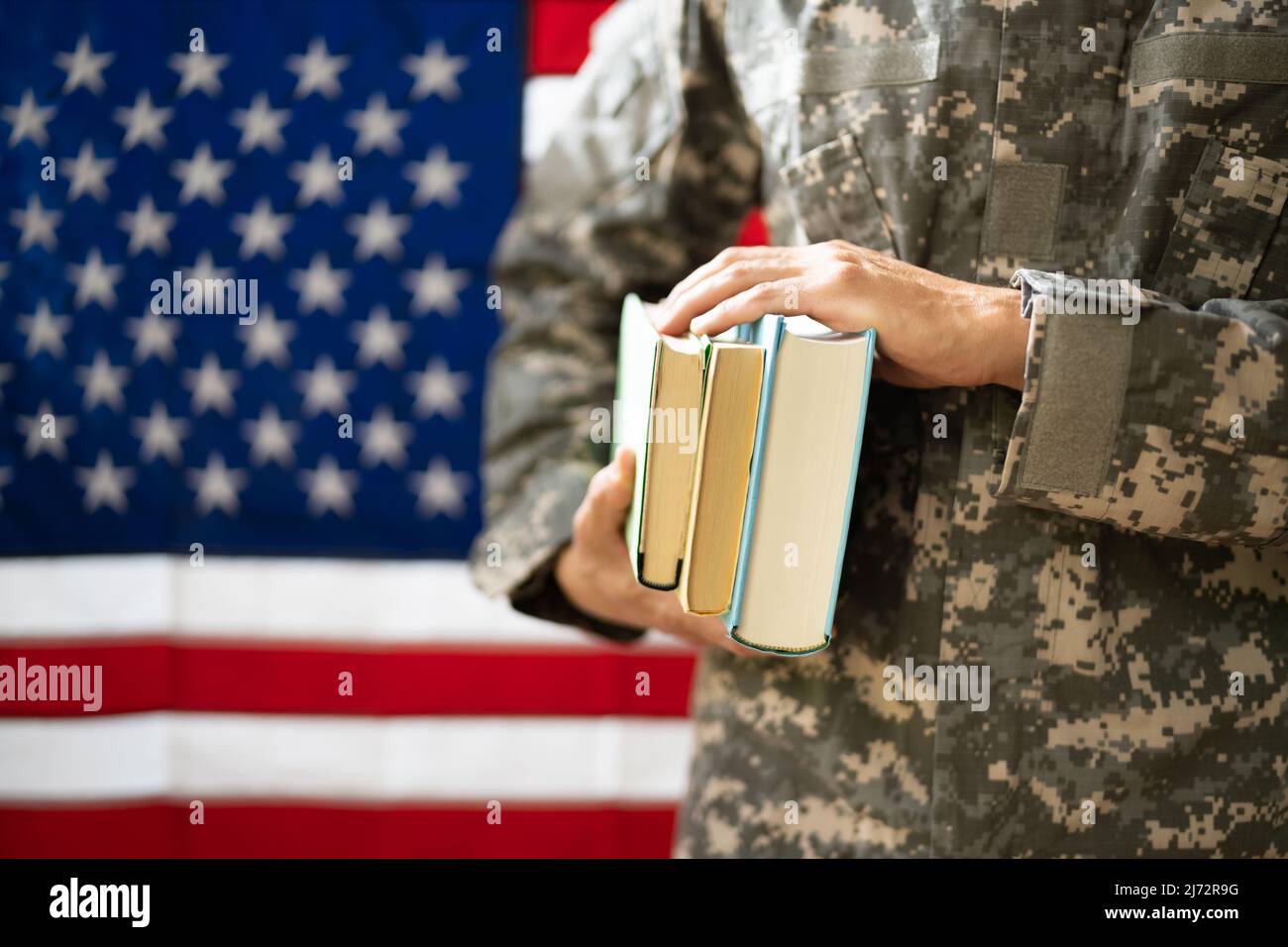 Junger Student Soldat In Uniform. Veteranenstudie Stockfoto