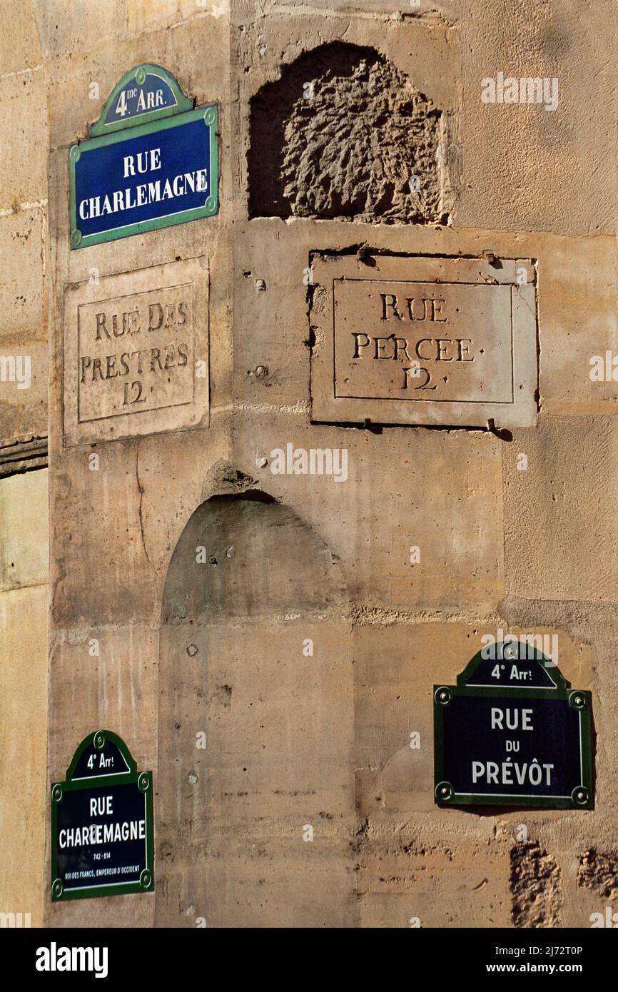 Die Ecke Rue Charlemagne & Rue du Prévôt mit den Straßenschildern aus den Jahrhunderten zuvor und der Abkürzung für den früheren Namen der Rue Charlemagne. Stockfoto