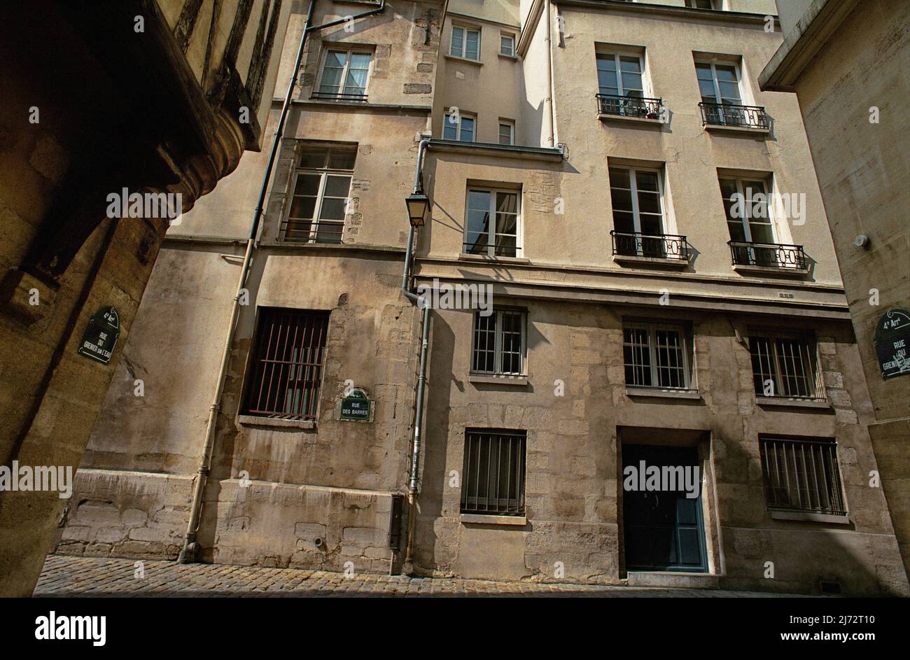 Die Kreuzung der mittelalterlichen Straßen rue des Barres und rue du Grenier sur l’Eau. Stockfoto