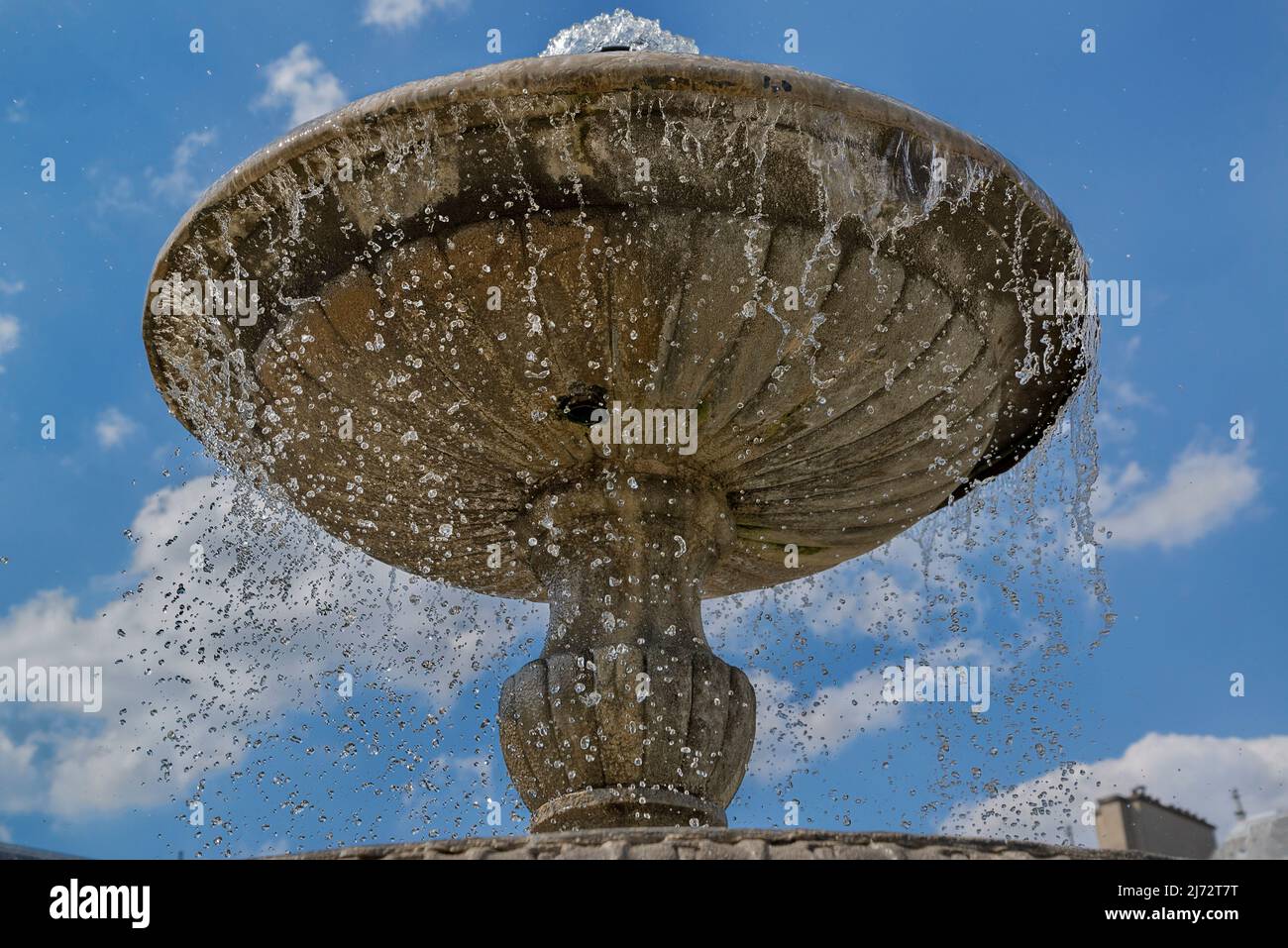 Wasser sprudelt aus dem oberen Becken eines Brunnens im Quadrat Louis XIII. Stockfoto